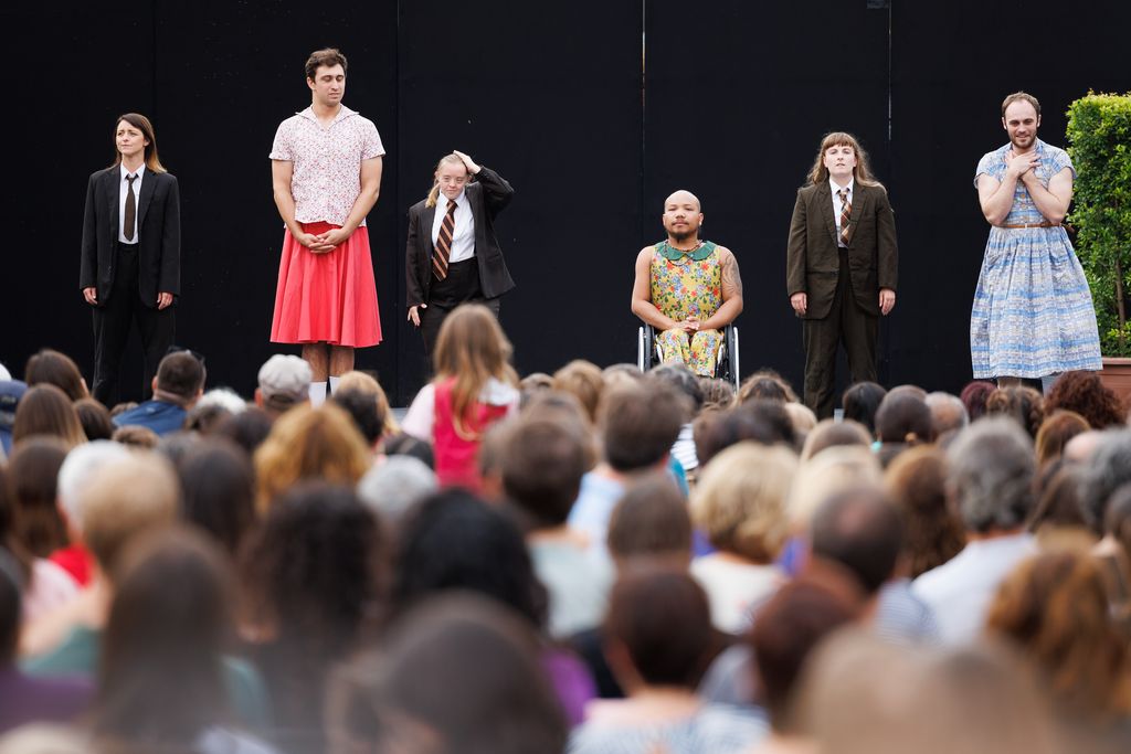 Ballarins de l’espectacle 'Stopgap Dance Company: Frock', dins del MAC Festival, a l’espai del parc de la Ciutadella saludant el públic