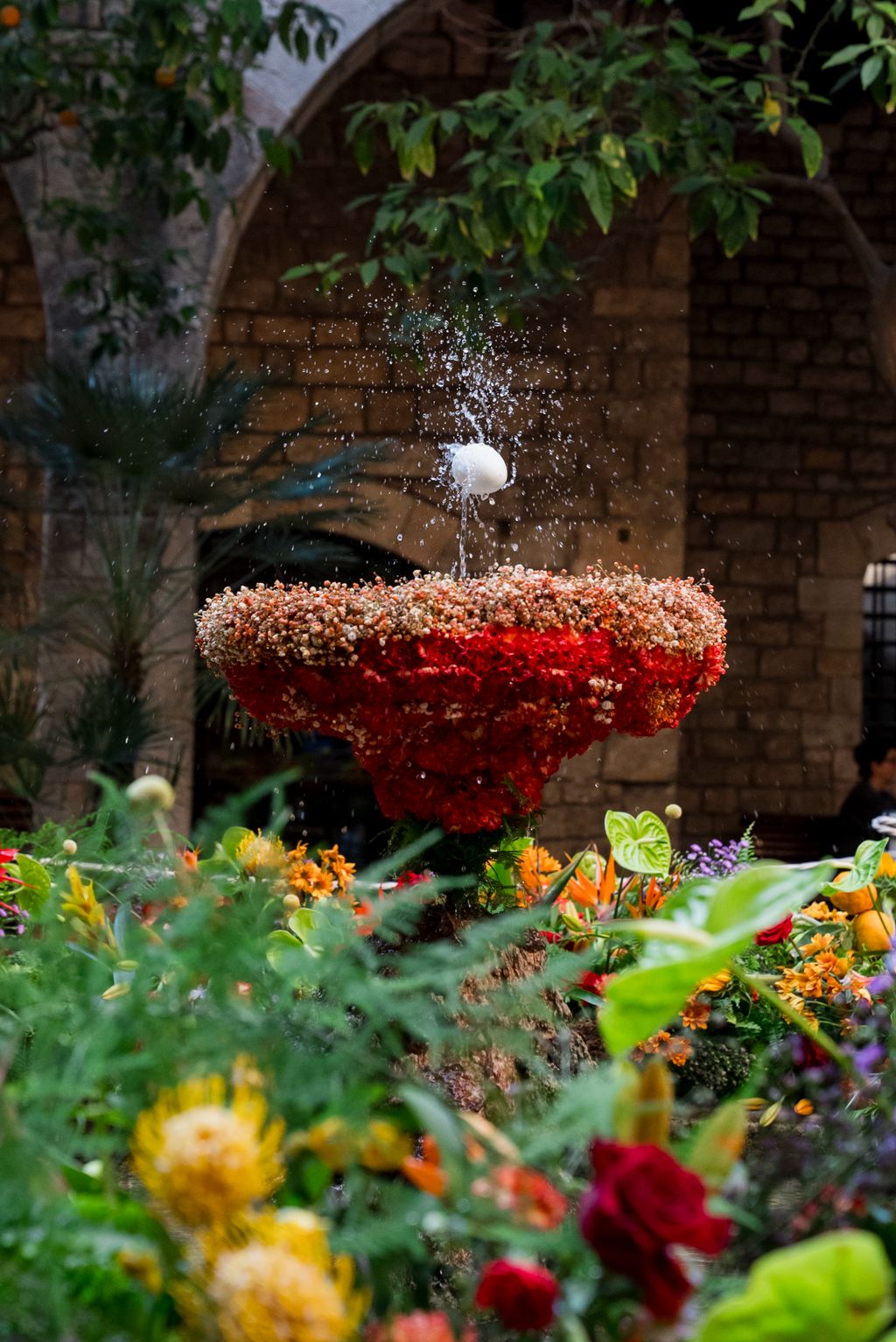 L’ou com balla que salta en el brollador, vestit de moltes flors en la font del Museu Frederic Marès el dia del Corpus de l’any 2025