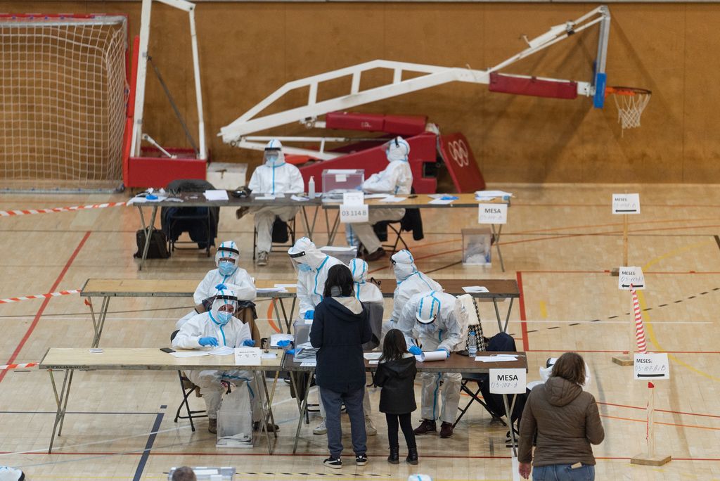 Els votants malalts de covid-19 o en quarantena, voten a una de les meses electorals amb els membres de la mesa vestits amb els equips de protecció individual per poder atendre'ls
