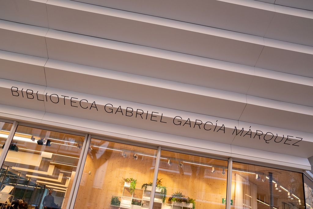 Nom de la biblioteca Gabriel García Márquez inscrit sobre la porta.