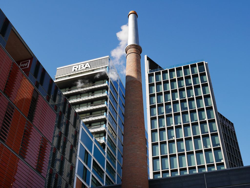 Campus de la Comunicació - Poblenou de la Universitat Pompeu Fabra. Xemeneia, edifici Roc Boronat i torre d'RBA