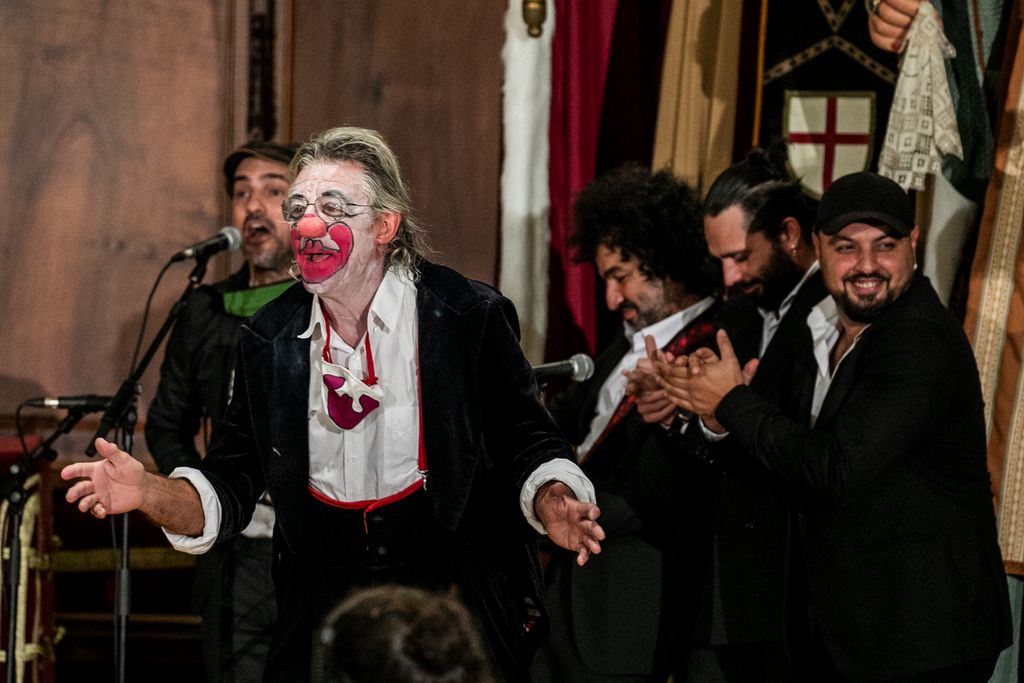 Moment de l'actuació del Tortell Poltrona acompanyats de 4 músics de rumba catalana 