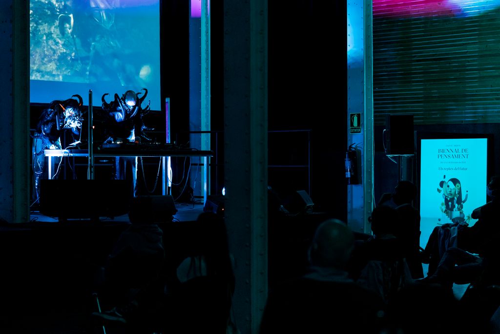 Vista de l'escenari amb els ¥€$Si Perse fent la performance "XF-ABABCB (verse/chorus/verse/ chorus/bridge/chorus)" durant la Biennal de pensament