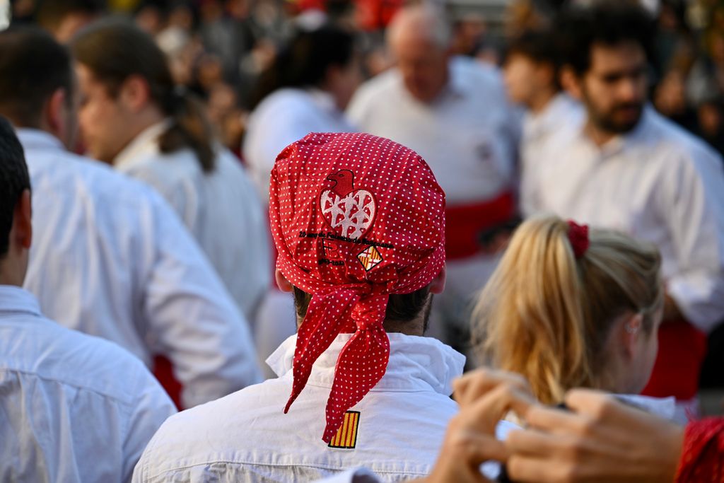Membres dels Falcons de Barcelona preparant-se per la seva actuació a la plaça de Sant Jaume amb motiu de Santa Eulàlia