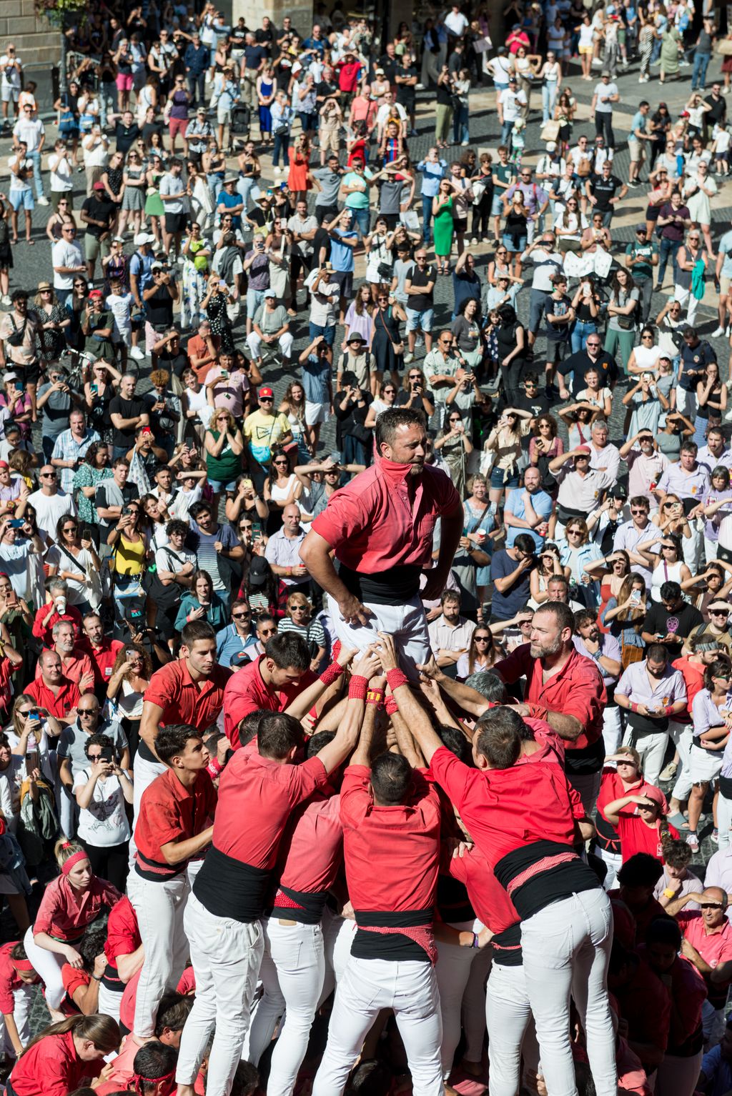 Construcció d’un castell d’una de les colles presents a la històrica Diada Castellera de la Mercè 2023.