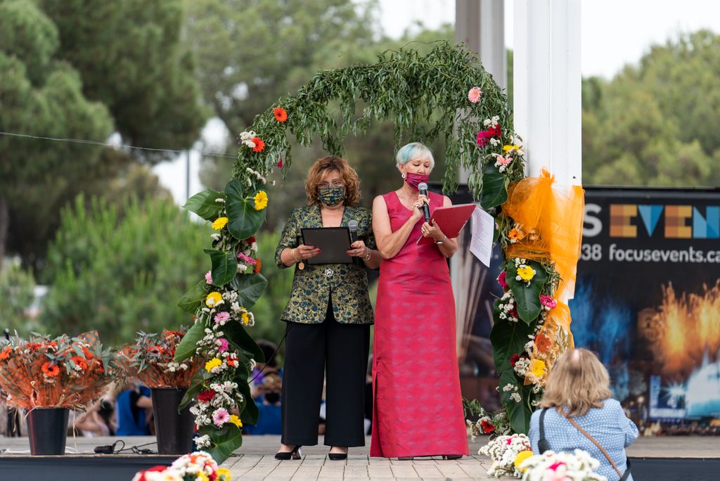 Presentació de la desfilada de la novena edició de la Roquetes Fashion Food & Wood Week a càrrec de dues dones del projecte “Més amb menys”