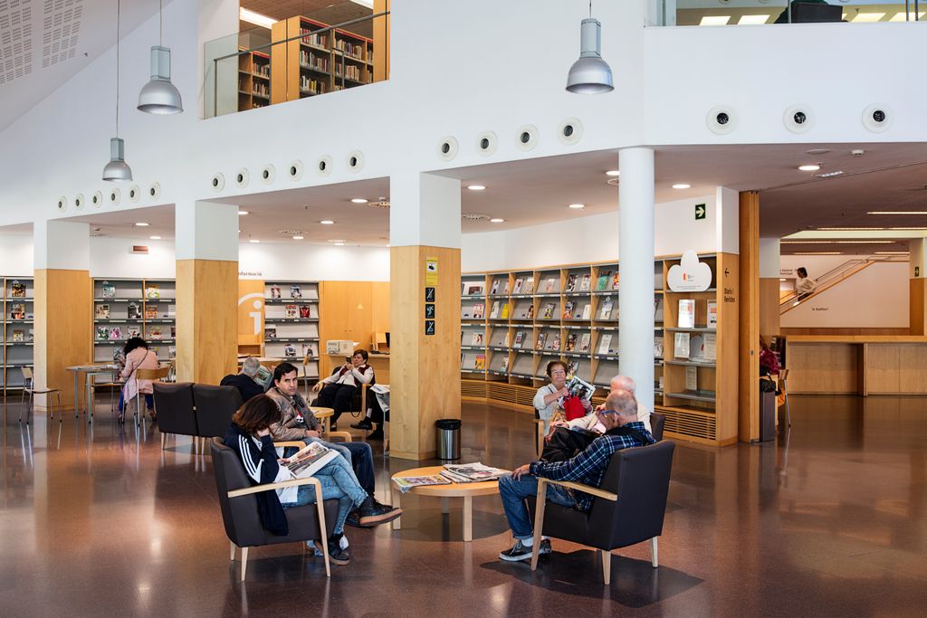 Biblioteca Jaume Fuster. Persones usuàries a la sala de lectura de revistes