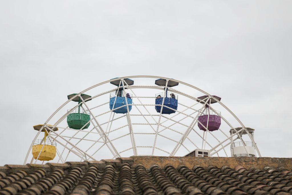 Vista d'una nòria petita del Tibidabo durant la 31a Gran Festa del Cor en suport a infants i adolescents amb cardiopaties