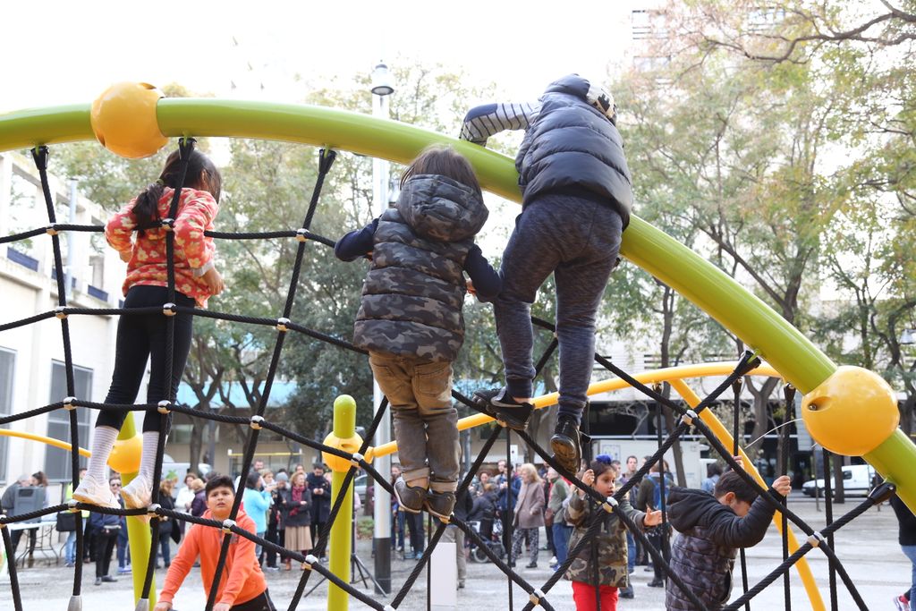 Nens jugant en un dels jocs de la zona infantil