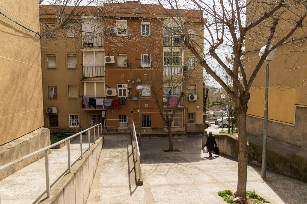Edificis d’habitatge entre els carrers Portlligat i Aiguablava després de l’actuació del Pla de barris per a la reurbanització dels interiors de l’illa per resoldre les barreres arquitectòniques, els traçats i la seguretat del barri des d’una perspectiva de gènere i amb la participació veïnal