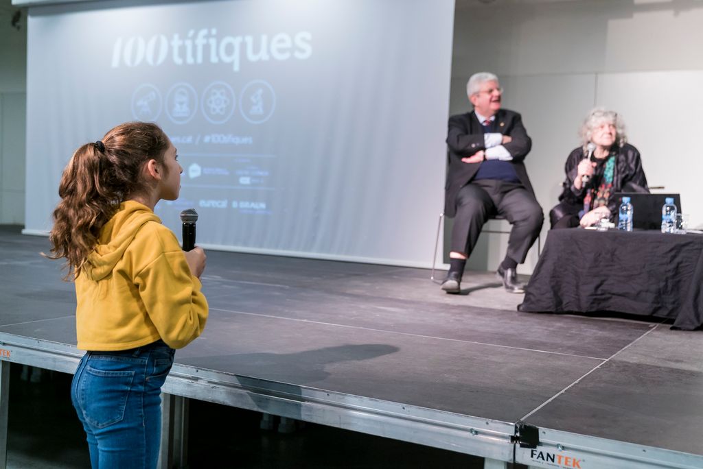 Jove estudiant amb un micròfon per fer una pregunta