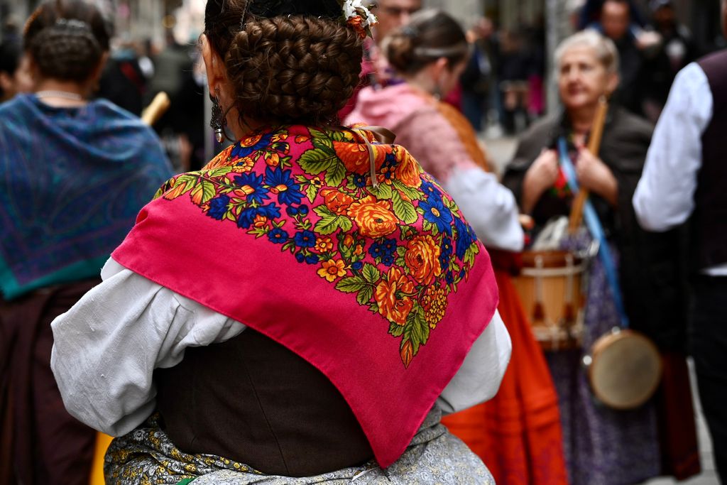 Detall del mocador d'una de les dansaires participants a la trobada d'esbarts durant les festes de Santa Eulàlia