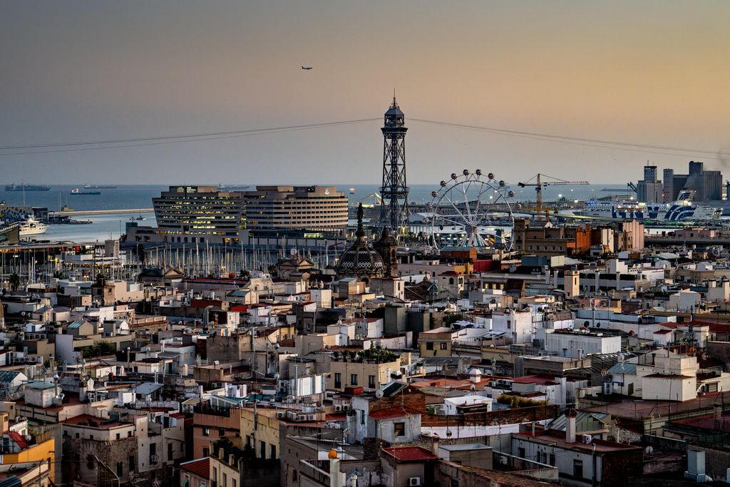 Vista panoràmica des de la seu de CCOO dels terrats de Ciutat Vella i del Port Vell, amb l’edifici del World Trade Center Barcelona, la Torre de Jaume I del telefèric i la sínia del Port Vell