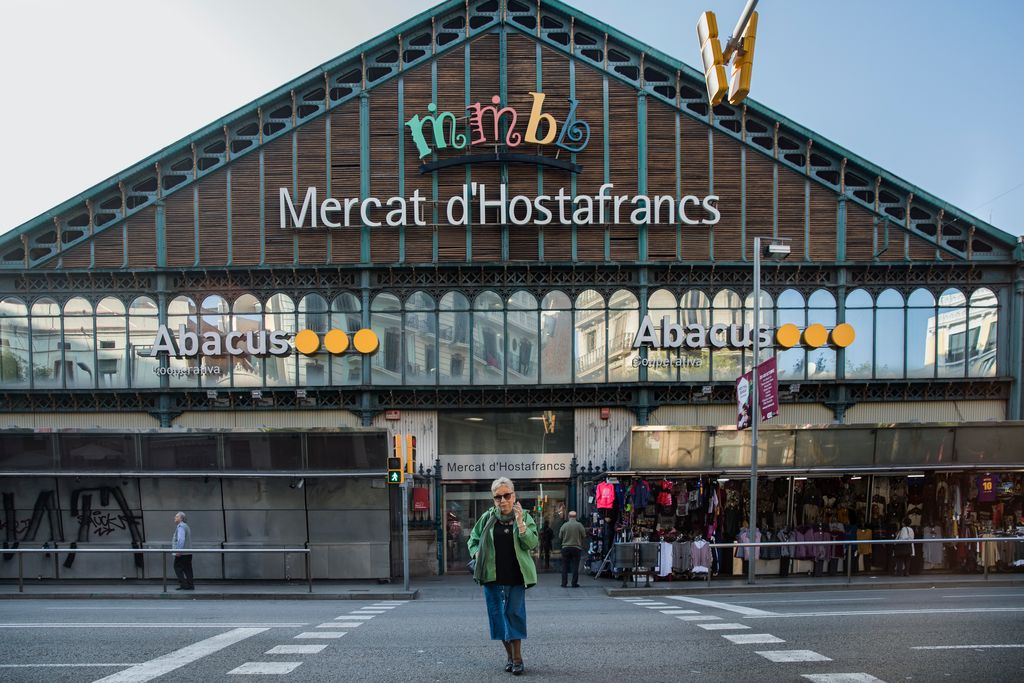 Passejada pel teixit comercial d'Hostafrancs: el Mercat i les botigues del carrer Creu Coberta