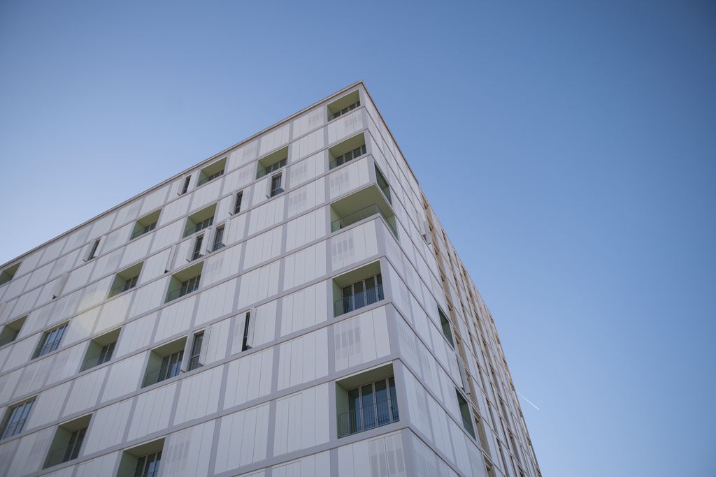 Façana dels habitatges públics de l’Illa Glòries el dia del lliurament de claus