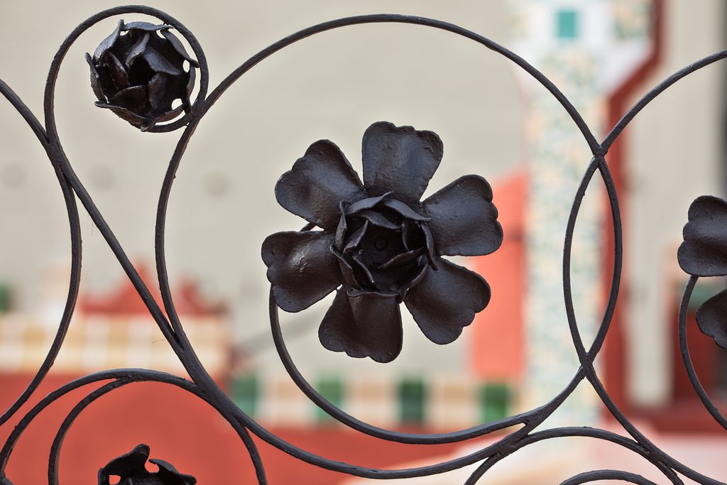Casa Vicens. Elements exteriors de forja amb forma de flors