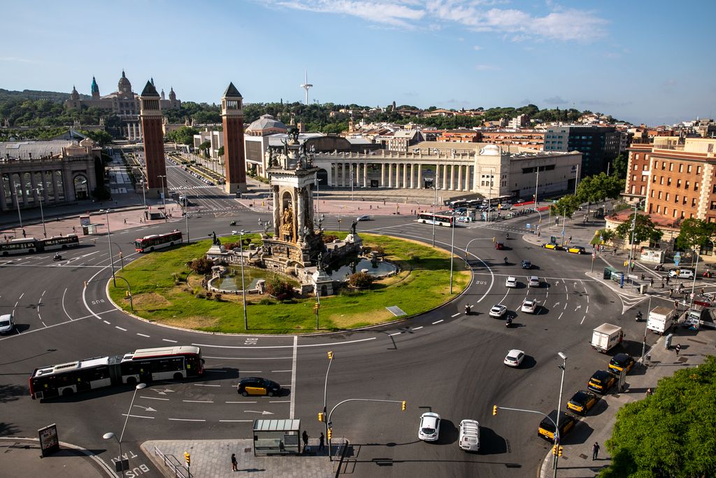 Vista de la plaça d'Espanya des del terrat de les Arenas. A la plaça circulen pocs cotxes i no es veuen gaires vianants