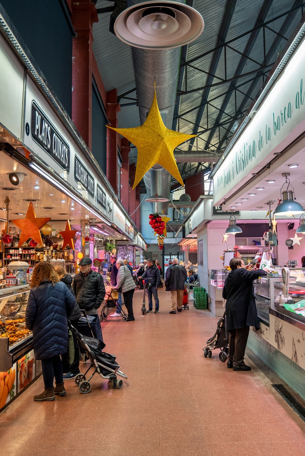 Interior del Mercado del Clot decorado en Navidad