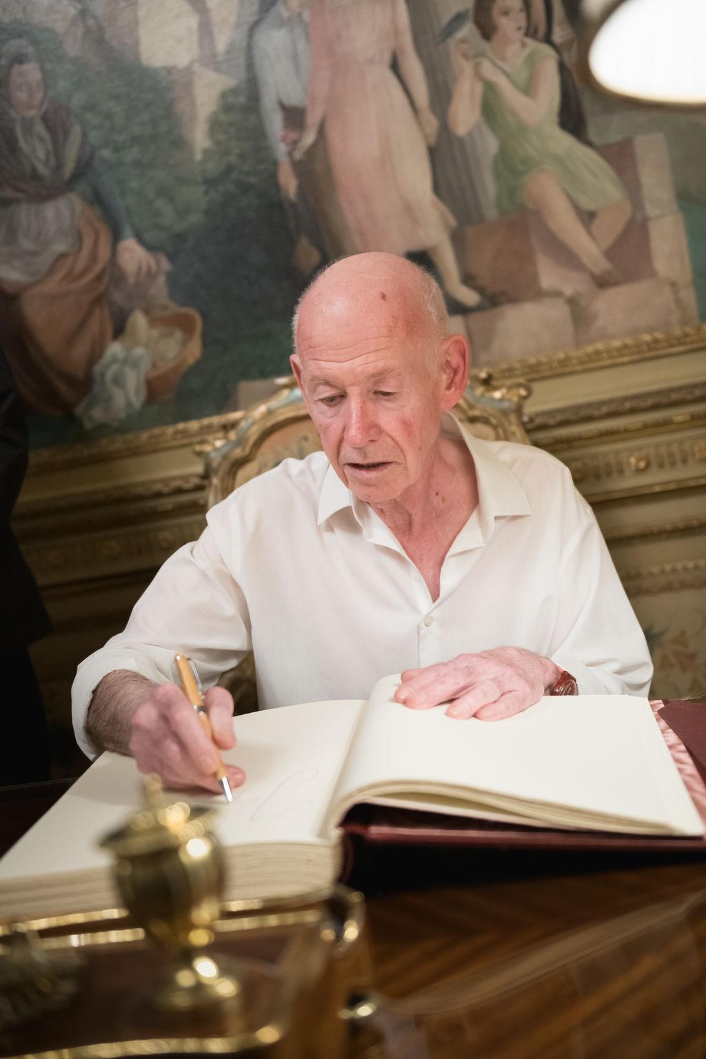 Jordi Borja signant el llibre d'honor de Barcelona