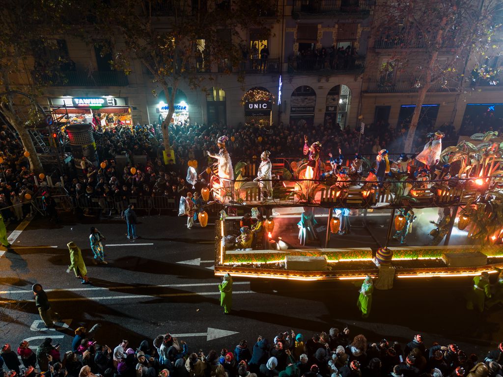 Vista aérea de la nueva carroza de dos pisos del rey Baltasar de la Cabalgata de Reyes 2024 desde la calle del Comte d'Urgell