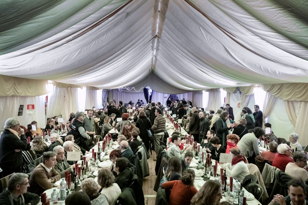 Envelat amb les taules pel dinar de Festa Major del barri de Sant Antoni