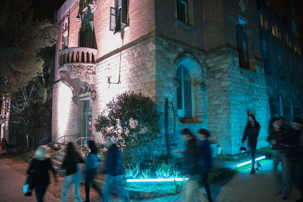 Edifici Modernista de Sant Pau amb llums blaves de nit el dia de la 080 Barcelona Fashion