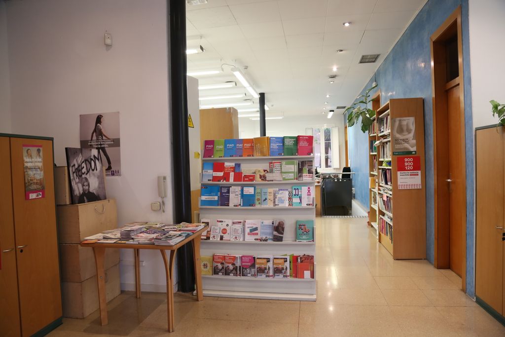 Expositor de fullets relacionats amb temes de transversalitat de gènere i dones