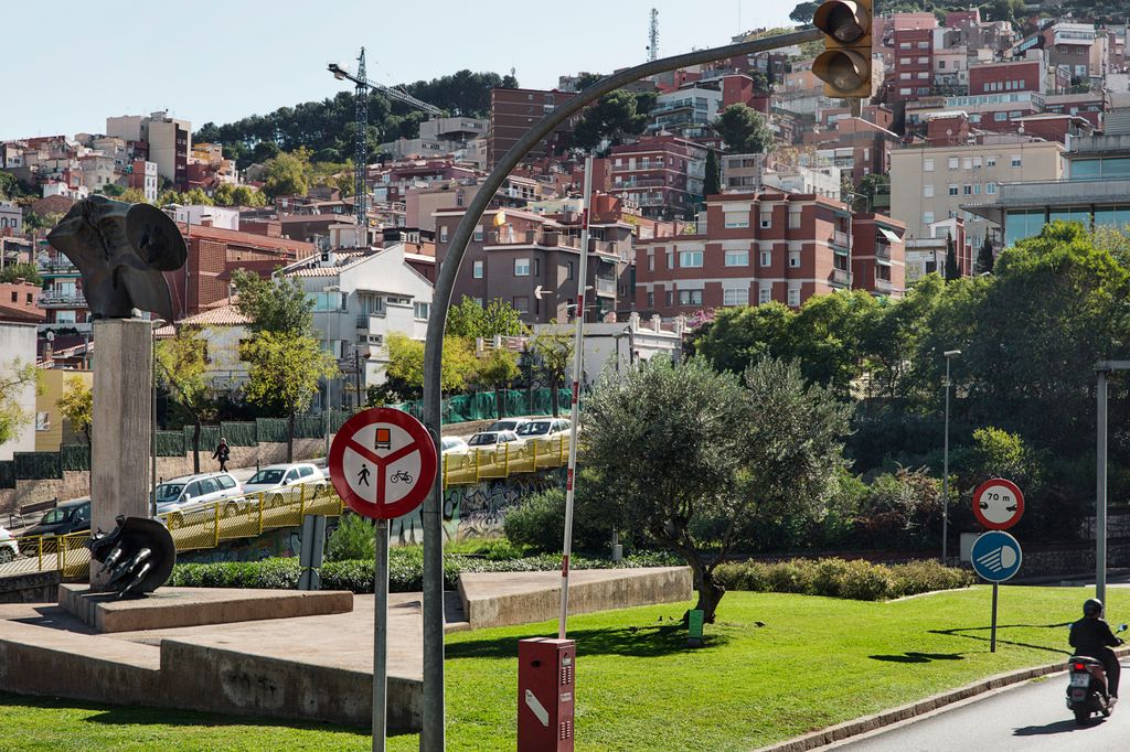 Horta-Guinardó vista des de la Rambla del Carmel amb el Monument David i Goliat (a les Brigades Internacionals)