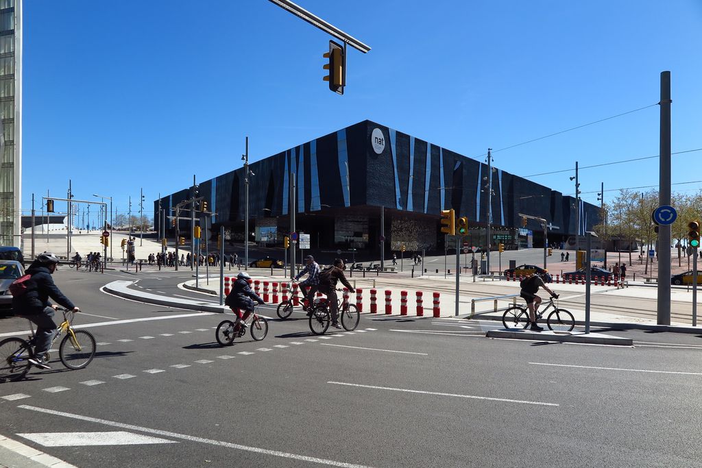 Rambla Prim tram entre Pere IV i Fòrum. Museu de Ciències Naturals de Barcelona - Museu Blau
