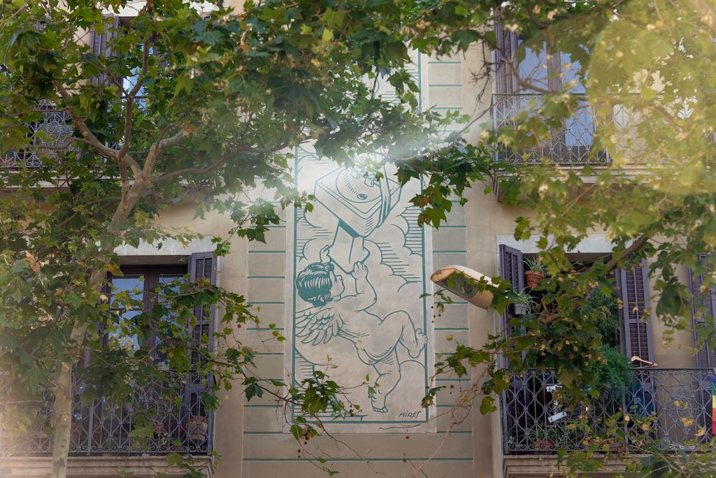 Detall de l'esgrafiat de la Casa Joan Pla, al passeig de Lluís Companys 19, un dels edificis de la ruta "La Barcelona esgrafiada"
