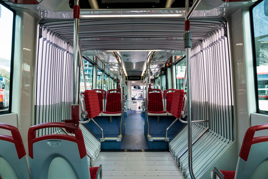 Interior de l'autobús, de la zona articulada i dels seients
