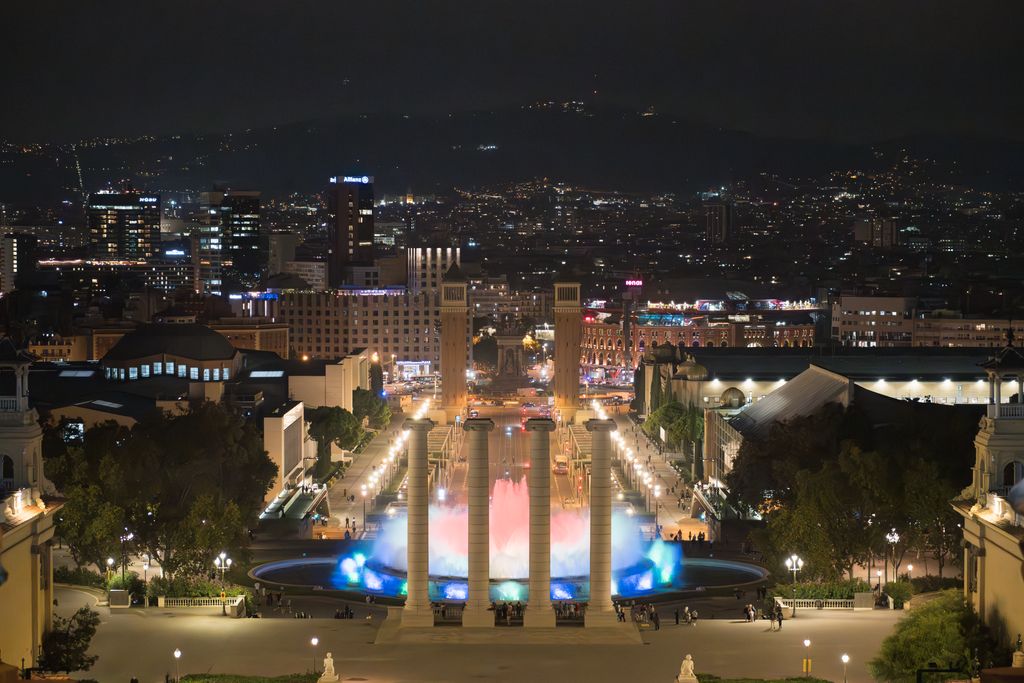 Avinguda de Maria Cristina de nit, amb la Font Màgica il·luminada i les Torres Venecianes al fons, el dia de l’acte de lliurament del premi Planeta 2025