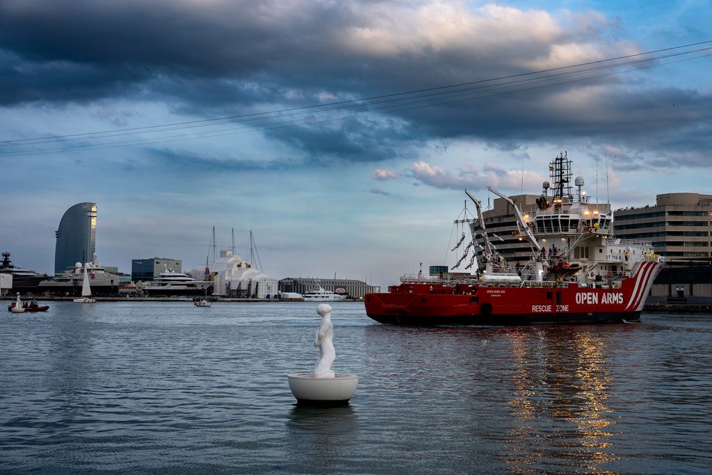 Espectacle de la Fura dels Baus dalt del vaixell ‘Open Arms Uno’ durant la presentació de la nova embarcació de Proactiva Open Arms en la qual els actors es pengen com si fossin una vela L’escultura ‘Miraestels’ sura al port