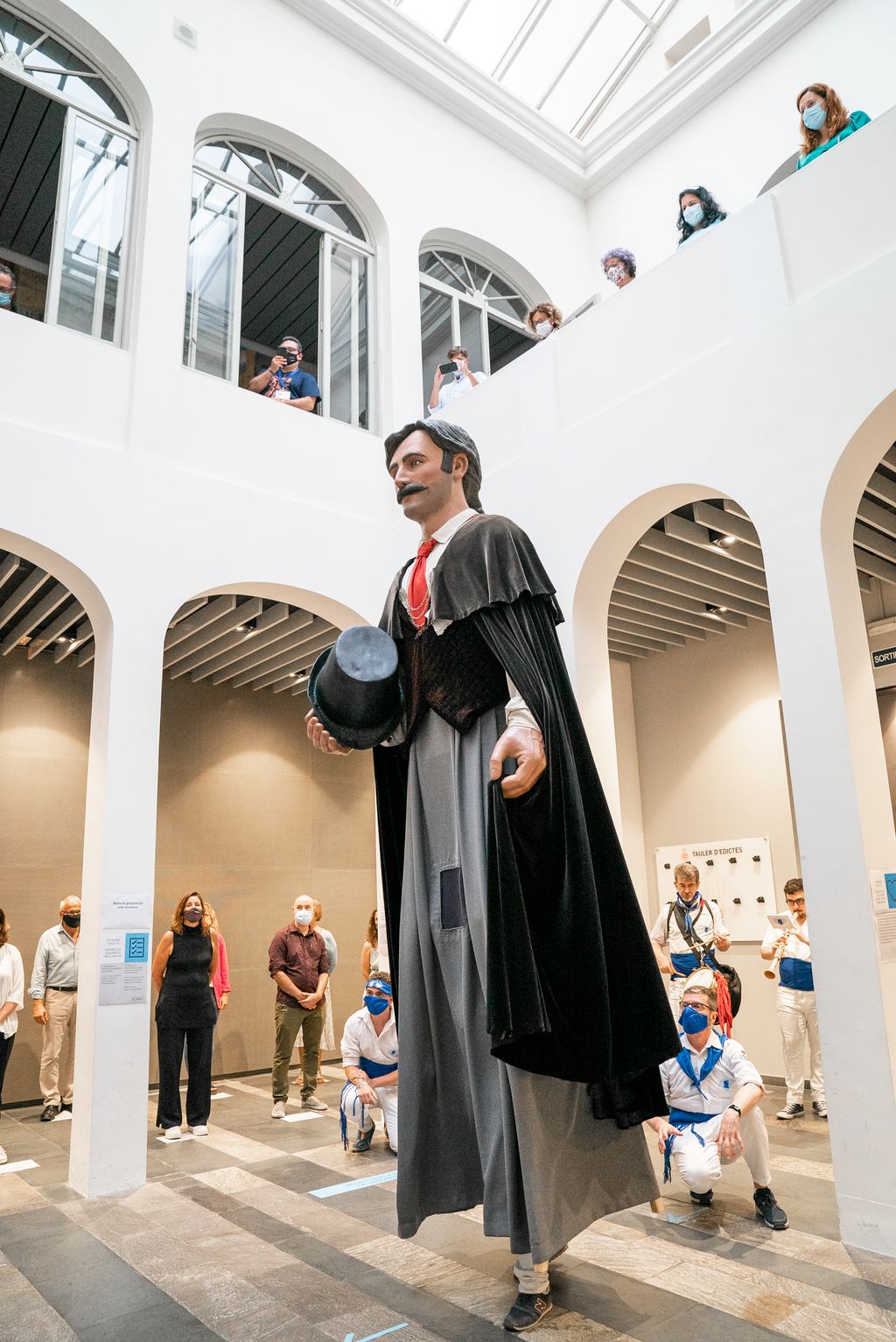 Detall del Pau, el Gegant de Gràcia, ballant durant l’acte de lectura de pregó de la Festa Major de Gràcia del 2020