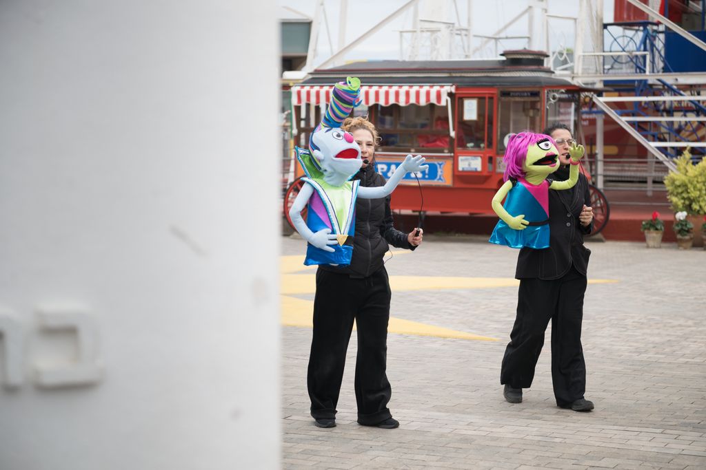 Marionetes grans portades pels seus ventrílocs al parc d'atraccions del Tibidabo, durant la 31a Gran Festa del Cor en suport a infants i adolescents amb cardiopaties