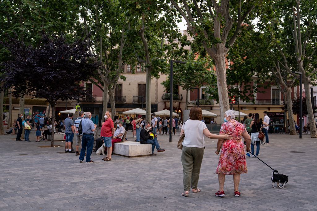 Terrasses i bancs de la plaça d'Eivissa amb gent conversant