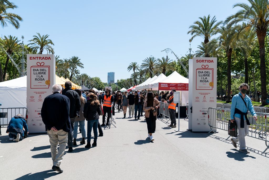 Punt d’accés i sortida del recinte firal del passeig de Lluís Companys organitzat per donar cabuda d’una manera segura a les parades de llibres i flors amb motiu de la diada de Sant Jordi. Les parades estan organitzades en dues rengleres que permeten un únic sentit de circulació i hi ha personal que controla els accessos