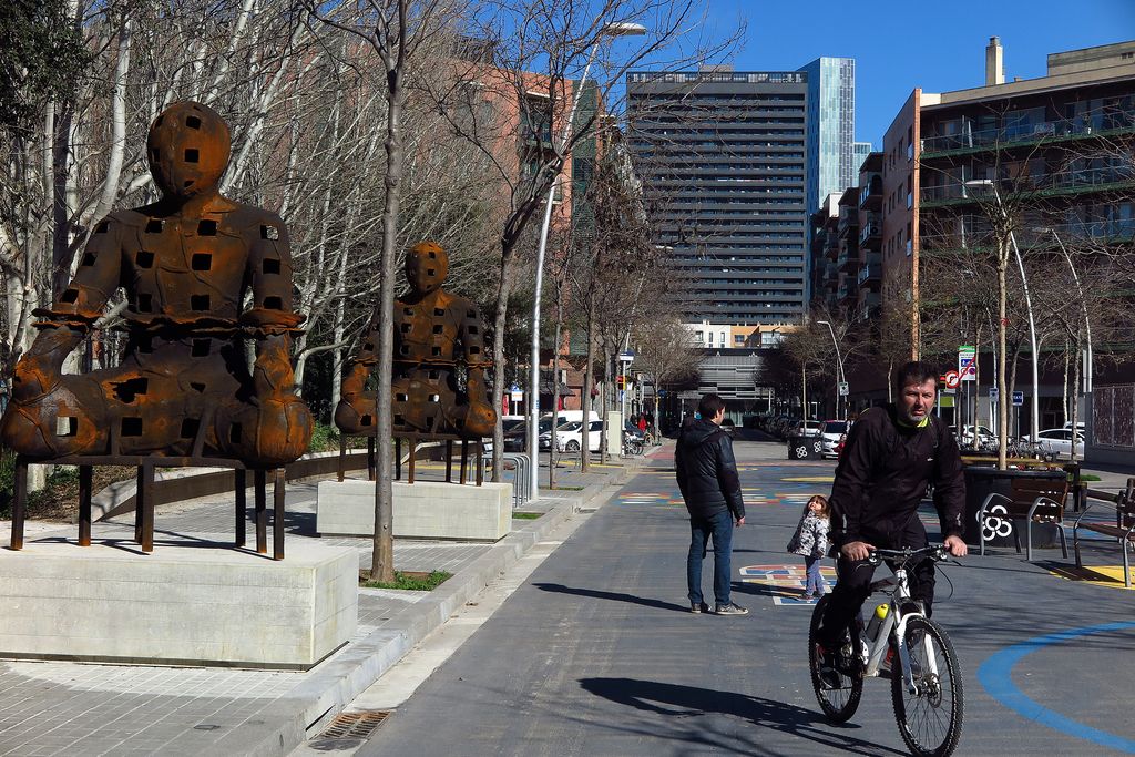 Superilla del Poblenou. Guardians (escultura) al carrer de Sancho de Ávila