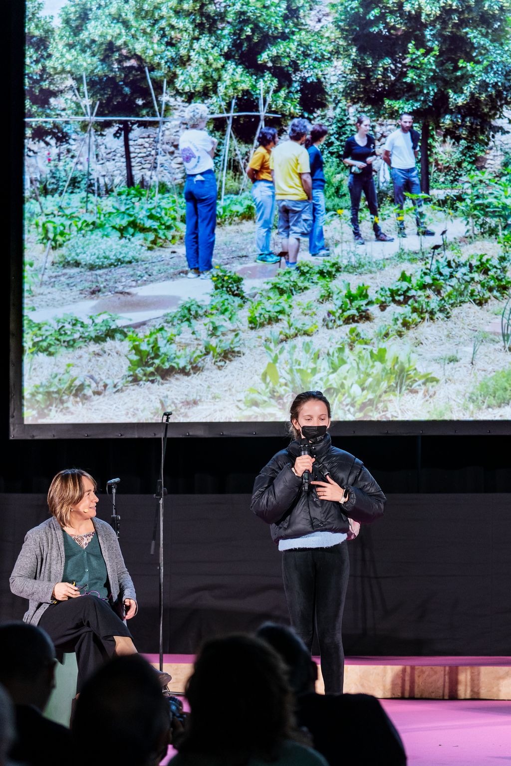 Presentació d'una noia al costat de Gemma Carbó sobre el projecte 'Ara, aquí les escoles per l'alimentació sostenible'