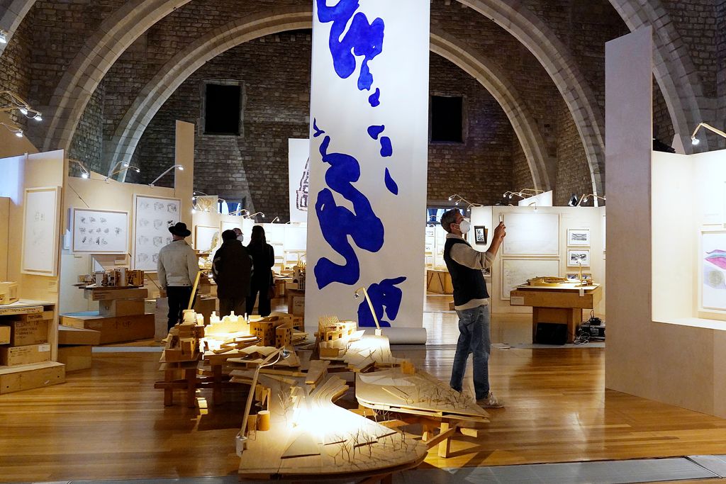 Visitants miren i fotografien les peces exposades a la mostra “Miralles. A quarts de quatre...”