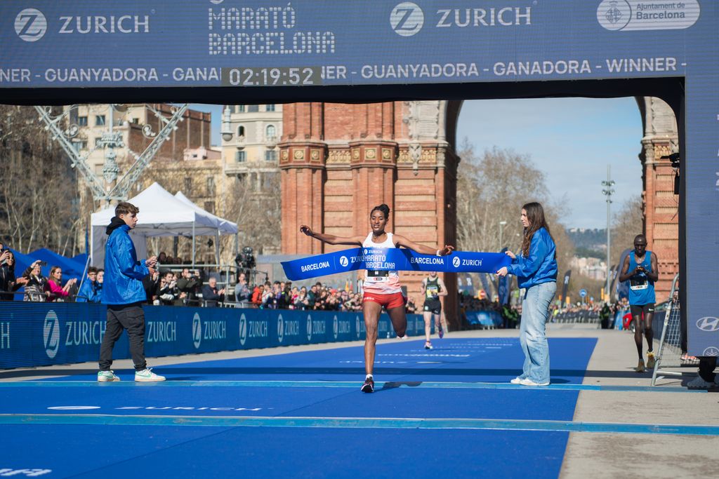 Degitu Azimeraw, guanyadora de la Marató de Barcelona, creuant la meta.
