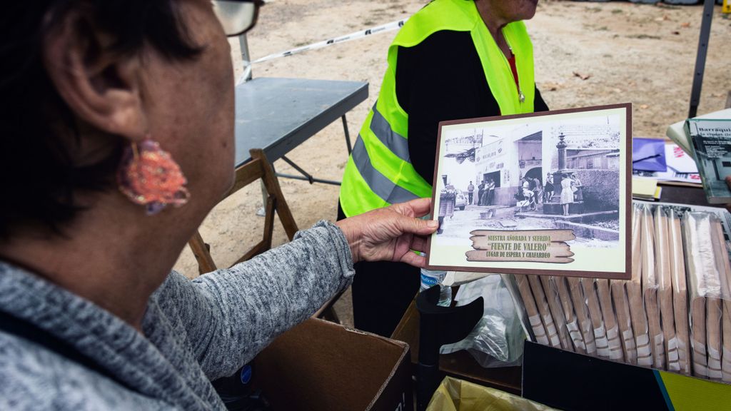 50è aniversari de la sortida dels barris de barraques de Montjuïc. Dona observant una de les fotografies emmarcades