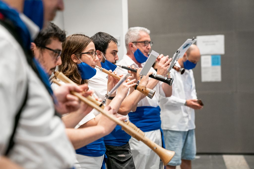 Cobla tocant per acompanyar el ball dels Gegants de Gràcia durant l’acte de lectura de pregó de la Festa Major de Gràcia del 2020