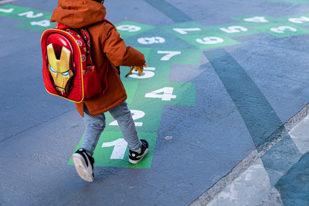 Un nen juga a la zona pacificada davant de l’Escola Mas Casanovas