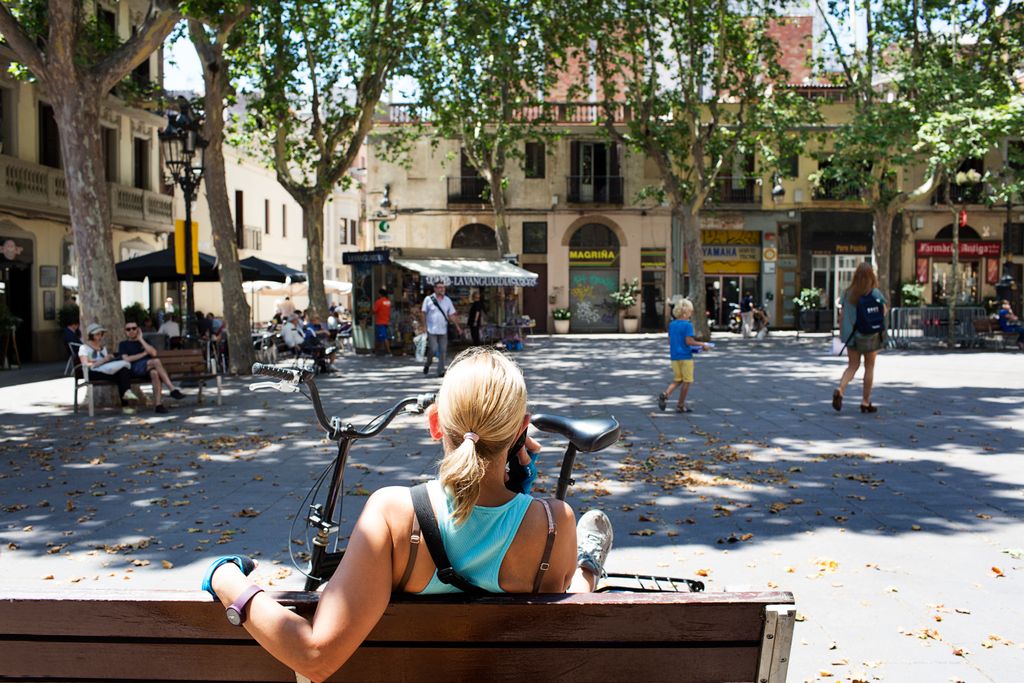 Vista general de la Plaça de la Concòrdia amb una noia asseguda al banc