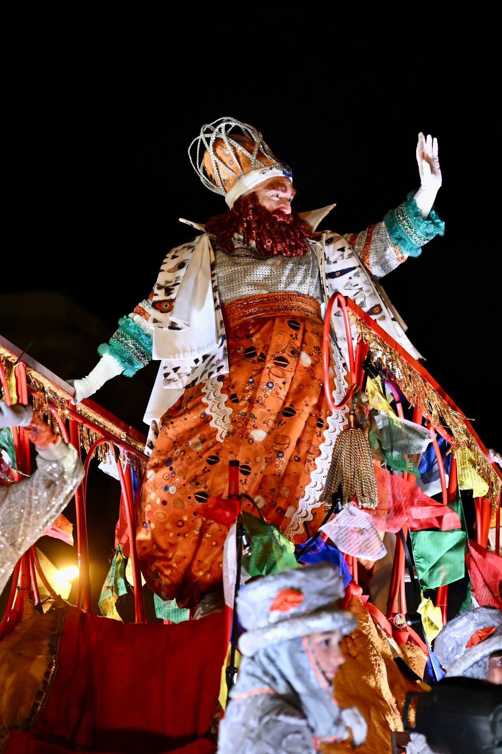 El Rei Gaspar des de la seva carrossa saluda a les persones assistents a la Cavalcada