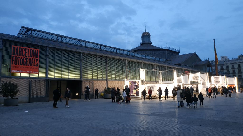 Vista dels voltants del CCM El Born, on es pot visitar l'exposició "Barcelona fotògrafes"