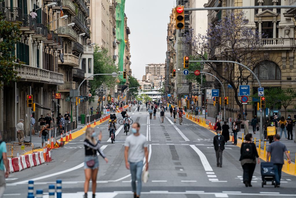 Vista de l'itinerari segur de la Via Laietana amb gent gaudint del passeig i amb carrets d'anar a comprar
