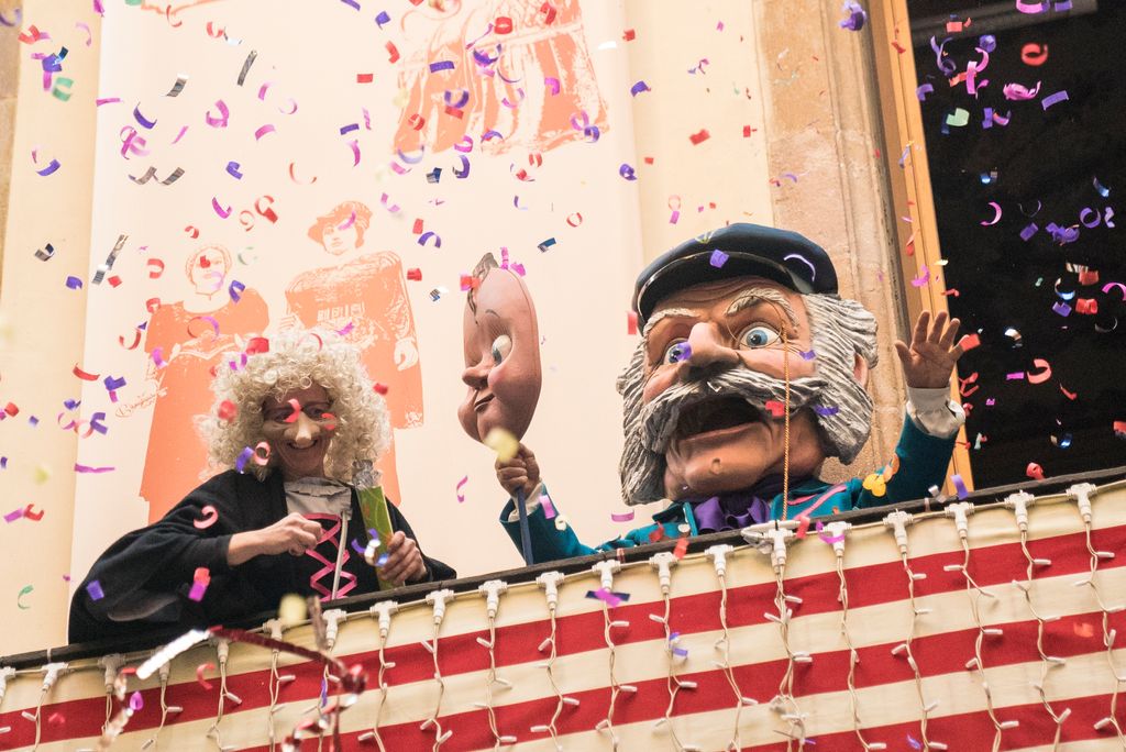 L'Home dels Nassos saludant des del balcó de la Casa dels Entremesos