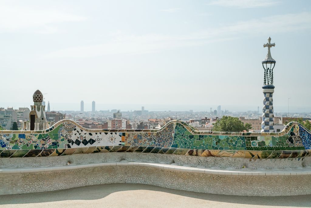 Vistes de Barcelona des del mirador de la plaça de la Natura del Park Güell